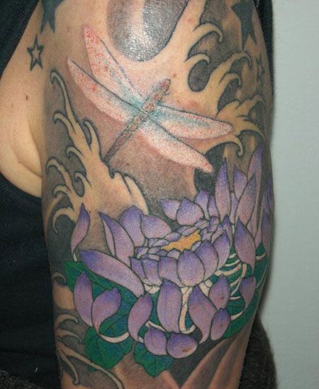 大臂上的菊花蜻蜓纹身图案