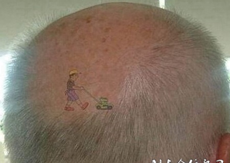 头顶个性创意的铲草工小人纹身