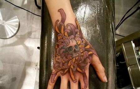 手背上的菊花骷髅纹身图案