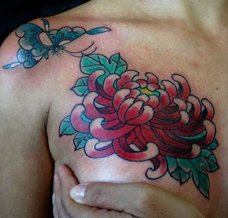 胸部绽放的菊花蝴蝶纹身