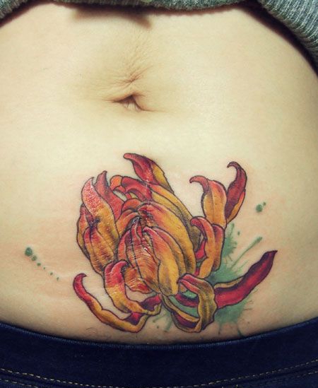 腹部疤痕遮盖菊花纹身