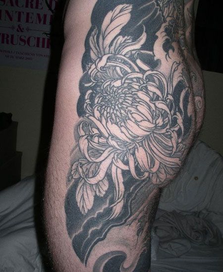 臀部黑灰菊花纹身图案