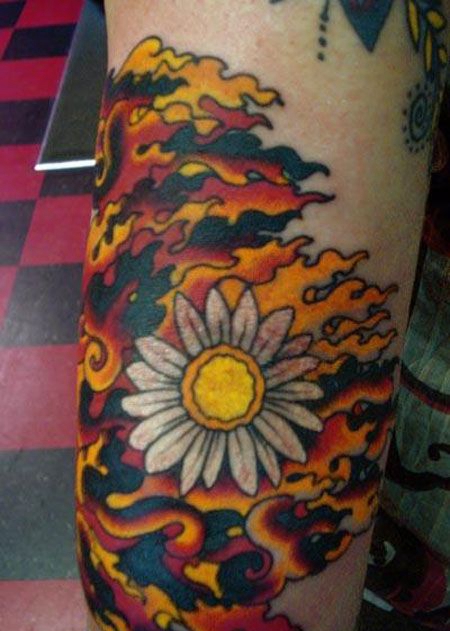小腿上的火焰雏菊纹身图案