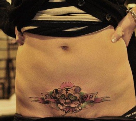 美女腹部私密的小老虎纹身图案