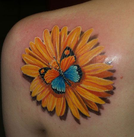 肩部小雏菊蝴蝶纹身图案