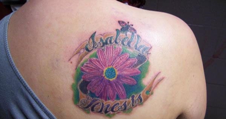 肩部紫色雏菊纹身图案