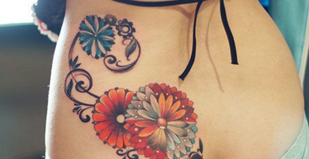 美女臀部性感雏菊纹身图案