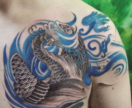 胸前的写意蓝凤凰纹身