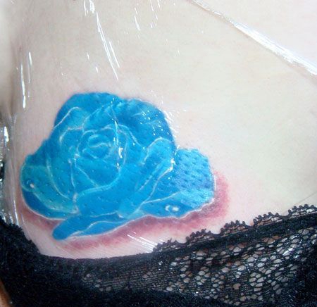 胸部蓝色玫瑰花纹身图案