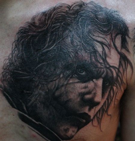 胸前凌乱的小丑纹身图案