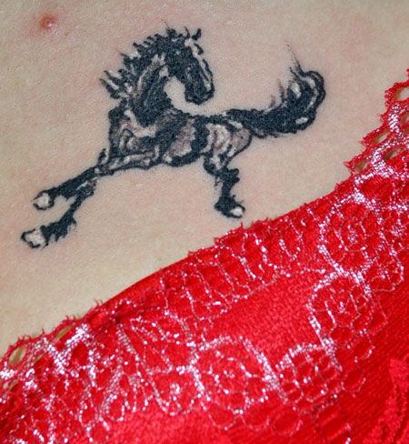 胸部徐悲鸿马纹身图案