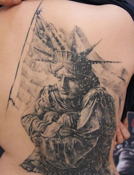 背部雪中的自由女神纹身图案