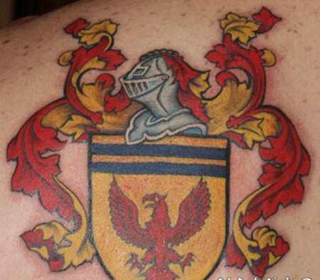 红色的鹰盾牌徽章彩色纹身图案