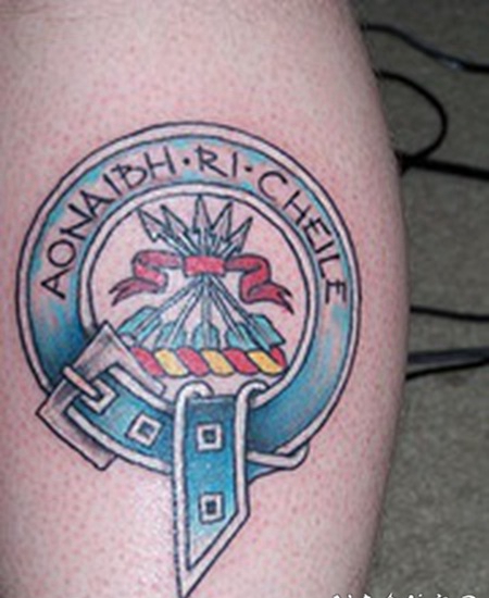 彩色徽章英文字母纹身图案