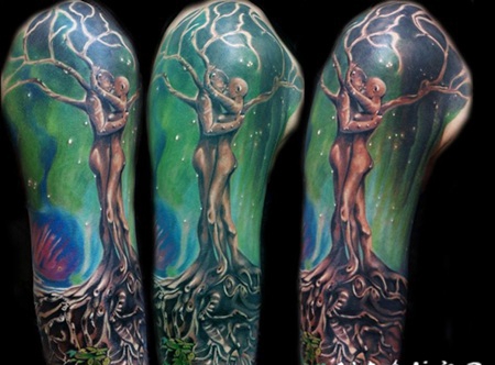 大臂彩色人形树木创意纹身图案