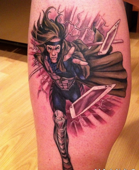 小腿漫画风格彩色战士与扑克牌纹身图案