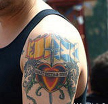 大臂西班牙和苏格兰标志的纹身图案