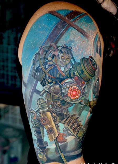 大臂彩色肩娃娃与机器人纹身图案