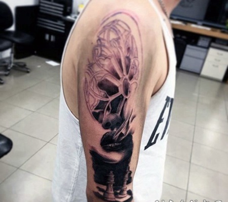 大臂彩色肩女郎象棋纹身图案