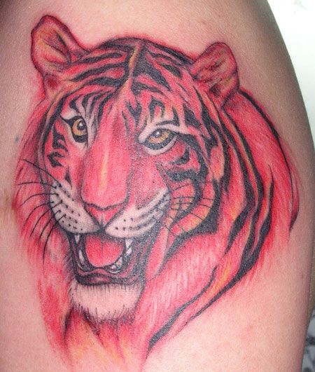 血色虎头纹身图案