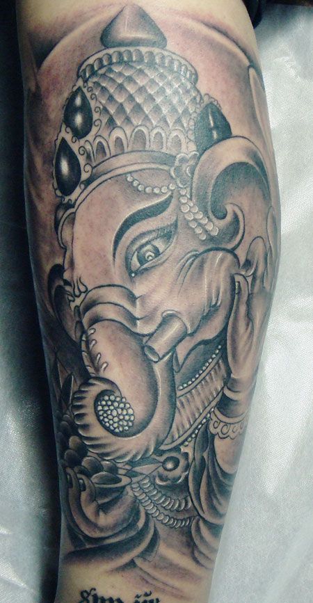 手臂眼神慈爱的象神纹身