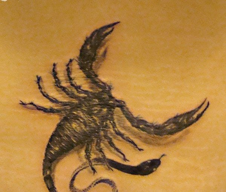 腰部的蝎子纹身图案