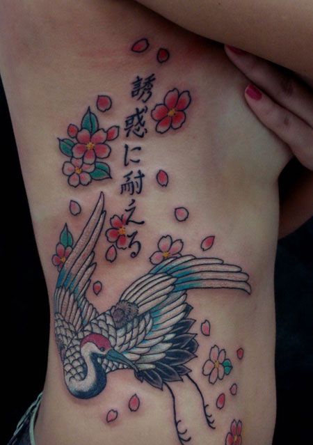 侧腰的仙鹤落花纹身