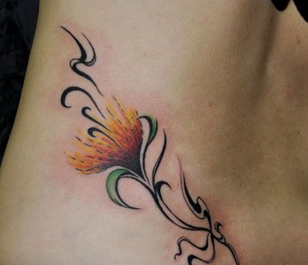腰侧的抽象小花纹身