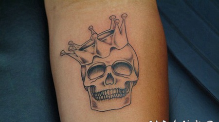 笑脸骷髅与王冠纹身图案