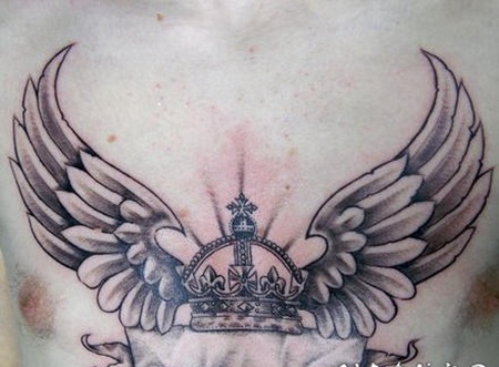男士胸部皇冠翅膀纹身图案