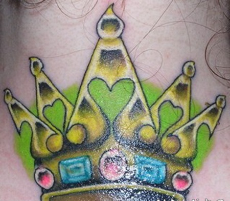 带有宝石的绿色光冠纹身图案
