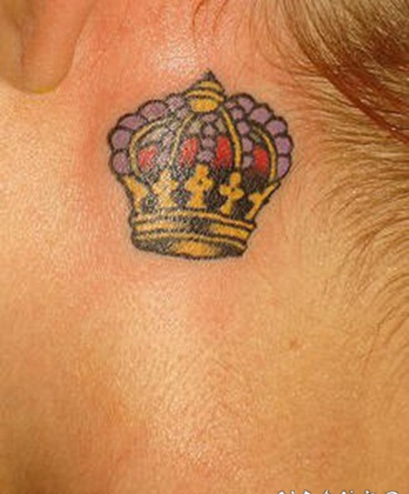 耳朵后的皇冠纹身图案