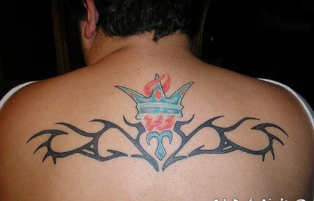 背部部落图腾与皇冠火焰纹身图案