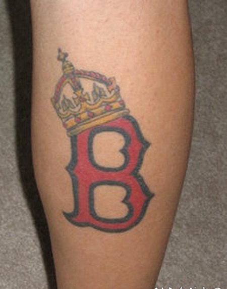 红色字母和皇冠纹身图案
