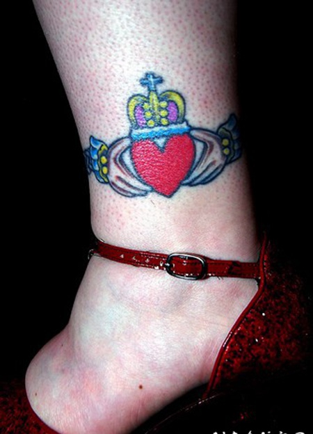 脚踝皇冠珠宝戒指纹身图案