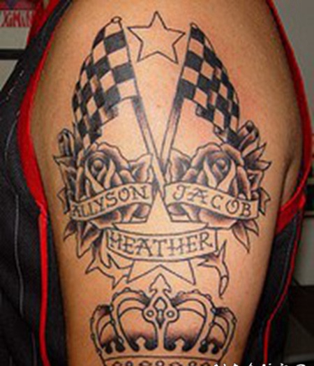 带有玫瑰和皇冠赛车旗纹身图案