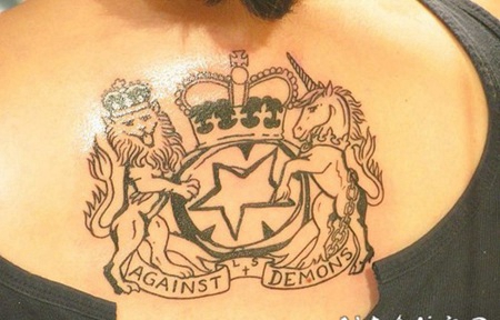 勋章狮子和独角兽皇冠纹身图案