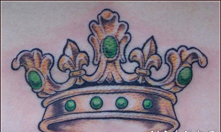 带有绿色宝石金色皇冠纹身图案