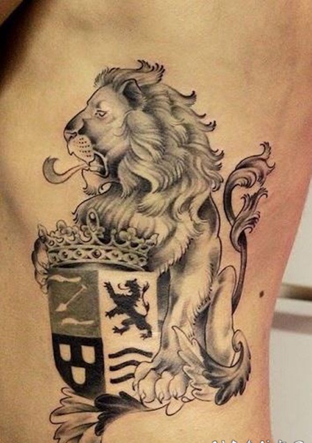 侧肋写实的狮子和皇冠图腾纹身图案