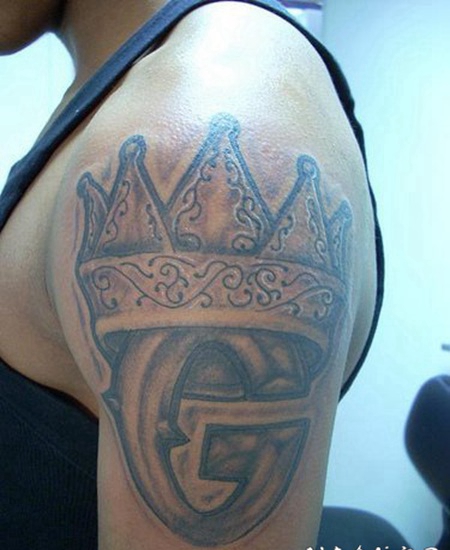 男士手臂字母皇冠纹身图案