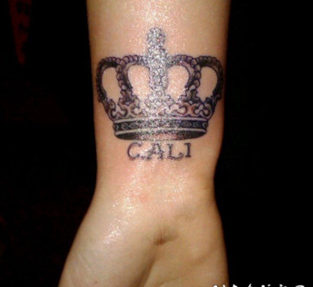 侧肋皇冠和英文铭文纹身图案