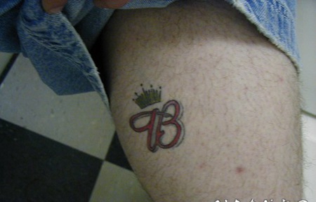 大腿百威符号皇冠纹身图案