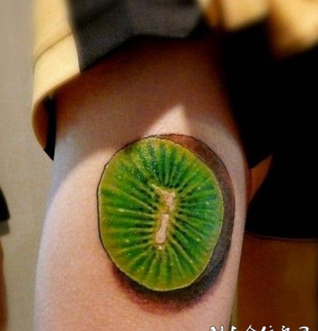手臂彩色猕猴桃可爱纹身