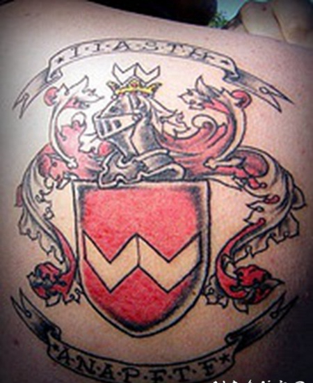 彩色骑士盾牌纹身图案