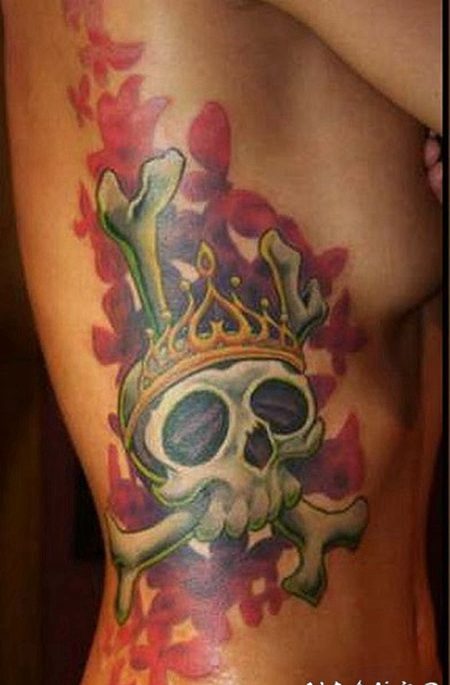 侧肋红色花朵与骨头骷髅皇冠纹身图案