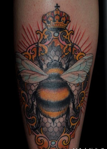 腿部有皇冠的彩色蜜蜂纹身图案