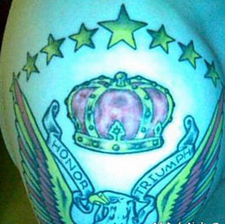 星星皇冠和鹰翅膀纹身图案