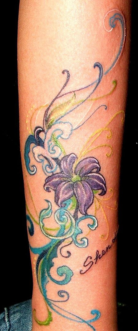 小臂上优雅的百合纹身图案