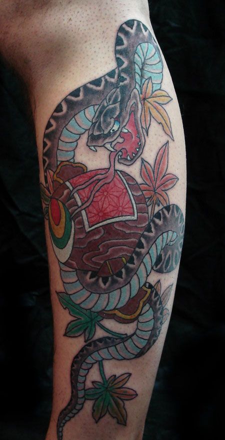 小腿上的毒蛇木槌纹身