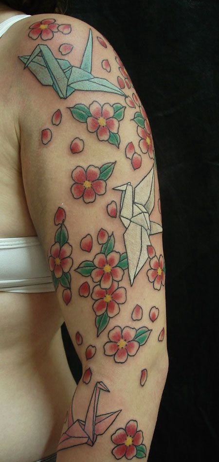 手臂樱花千纸鹤纹身